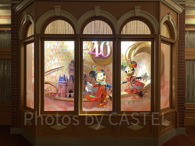 夜のグランドエンポーリアムの40周年フォトスポット