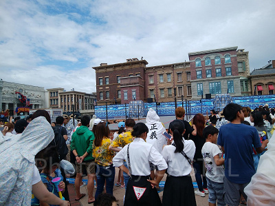 ミニオンクールファッションショー5分前の様子(全員立ち上がって開演を待つ)