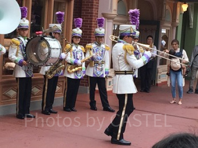 どこからともなく現れる音楽隊。あっという間にひとだかりが♡