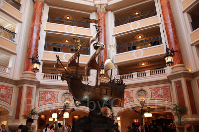 ミラコスタラウンジには大きな船が