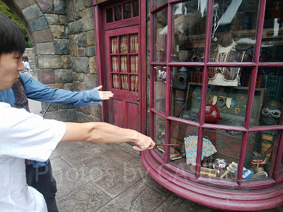 クィディッチ専門店のショーウインドウにはクィディッチの競技用ボールの箱がある/USJ