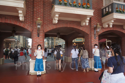 手を振ってゲストを迎えてくれるキャストさん