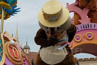 娘に気づいてお辞儀してくれるパレード中のチップ