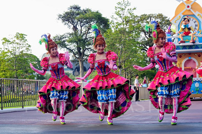 人形劇に出てくる女の子の衣装を着たダンサー