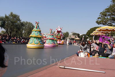 数年前の11月中旬　昼間のパレード　袖をまくったり薄手の洋服の方が目立ちます