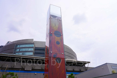 空から噴き落ちる、地上に憑依する炎