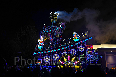 人気キャラクターが勢揃いのフロート