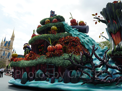 クリッターカントリーをイメージしたフロート