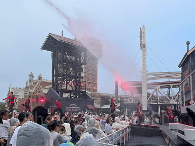 ステージ下のキャノンから大量放水