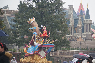 その可愛さと優しさで涙を流す人もいるほどのミニーちゃんとドレスアップしてる魔法のほうき