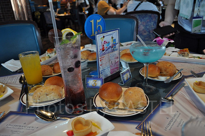 1人席用の円卓は相席／サンジの海賊レストラン