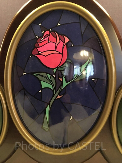 呪いの象徴バラは美女と野獣のシンボルのようになっている。