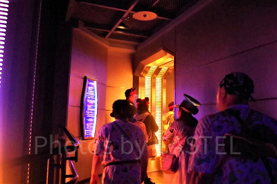 スターツアーズのQライン】スター・ウォーズの世界へ！スタンバイ列に