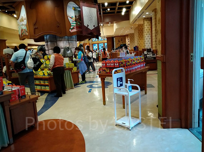 USJのお土産ショップ内のアルコール消毒