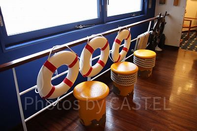 まるで船の中にいるようなエレベーターホール