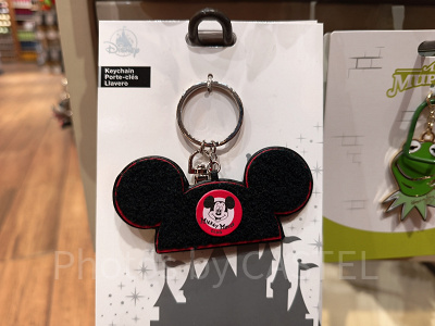 アナハイムディズニーのキーチェーン：イヤーハット型キーチェーン
