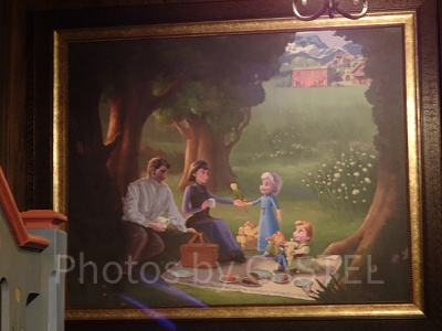 ノルウェー館にあるアナとエルサの絵画