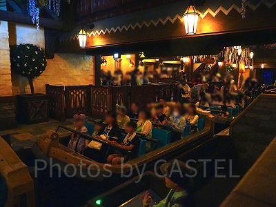 アナとエルサのフローズンジャーニーのボート型ライド