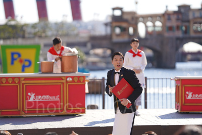 見習いシェフが調理の準備を開始