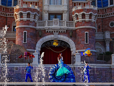 アリエルは貝殻の台車に乗って上手からの登場です。