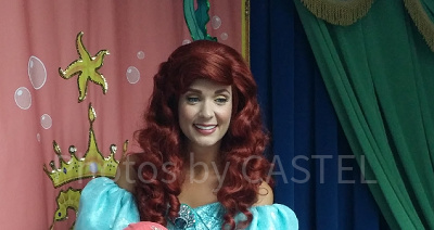 アリエルは人間の姿で青いドレスを着ています