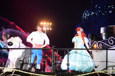 アメリカンウォーターフロントへ上がっていく坂あたりで撮ったアリエルのバージ