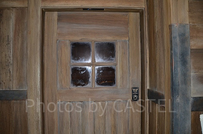 ビッグサンダー･マウンテン横の喫煙所入口自動ドア