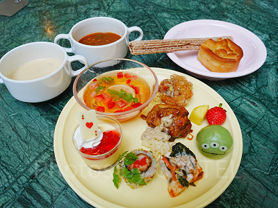 （左奥）チャーリー特製味噌クラムチャウダーとガンボスープ