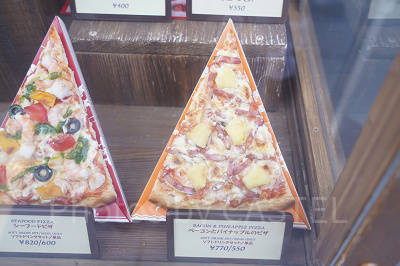 ベーコンとパイナップルのピザ