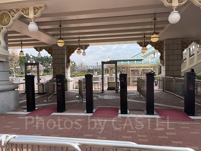 ディズニーランド・ステーション高架下の手荷物検査場