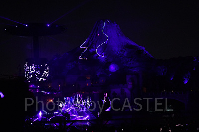 ミッキー広場から見たビリーヴのプロジェクションマッピング(プロメテウス火山)