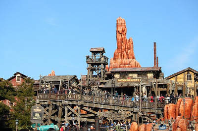 ウエスタンランドの人気アトラクションの1つ「ビッグサンダー・マウンテン」