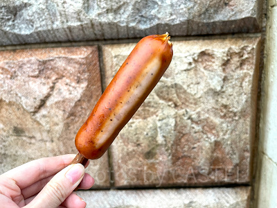 思わずがぶっとかぶりつきたくなる、骨付きソーセージ
