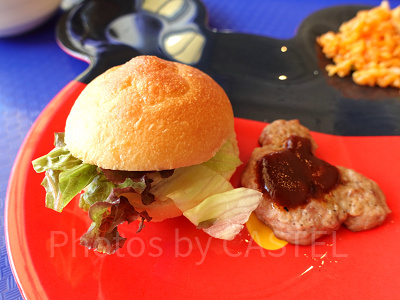 朝食メニュー：ミッキーシェイプのハンバーグとミッキー型入りのパン