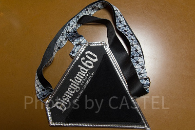 カリフォルニアディズニーランド60周年のピンストラップ