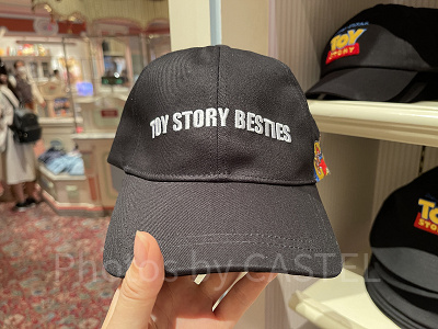 キャップ正面（トイストーリーべスティーズグッズ）