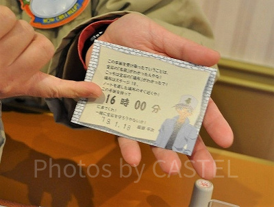 名探偵コナンミステリーチャレンジのエンディングショーの時間を記したカード（2019年撮影）