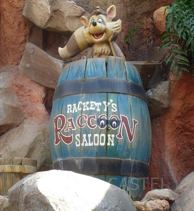 樽の上ののんきそうなラケッティ