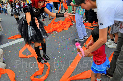 USJのハロウィーンパレードでキャストとダンス