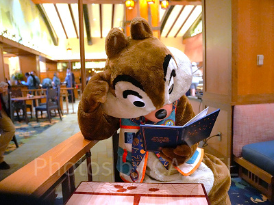 カリフォルニア・アナハイムディズニーのキャラクターダイニング：メニューを見ながら考えるチップ