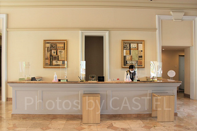 チェックアウトカウンター