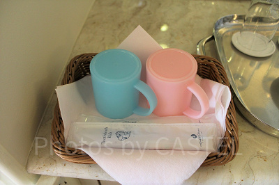 子供用の歯ブラシとコップ