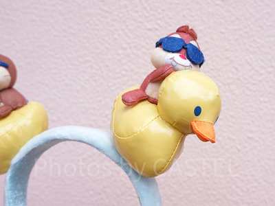 アヒルの浮き輪にチップとデールが乗っている