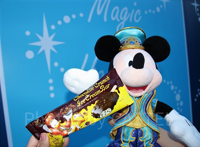 チョコレートクランチ・アイスバーとミッキーのぬいぐるみで「 # ぬい撮り 」（ディズニーランド）