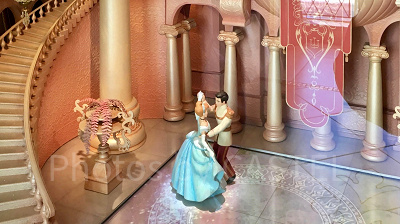 シンデレラ城フェアリー・テール・ホールのシンデレラとプリンス・チャーミング