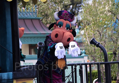 パレードに登場するクララベル・カウ