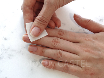 爪表面をプレップパッドで綺麗にする