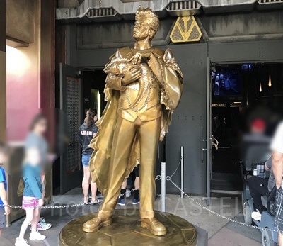 入口にあるコレクターの像