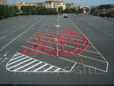 平面駐車場に作られたカラーコーンアート