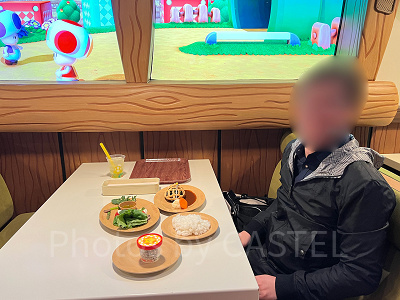 キノピオカフェの席で記念撮影